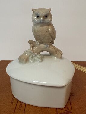 Otagiri, Made in Japan, Ceramic Owl Trinket Box in Cream and White- 3”x3”x4”